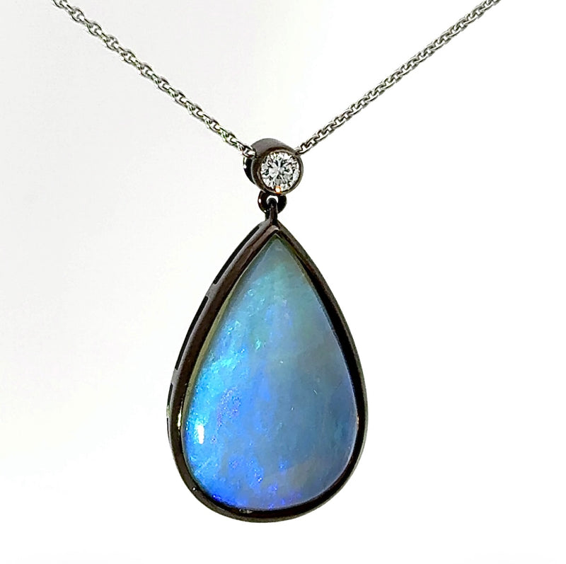 Australischer Opal Anhänger in 14 Karat Schwarzgold mit feinen Brillant