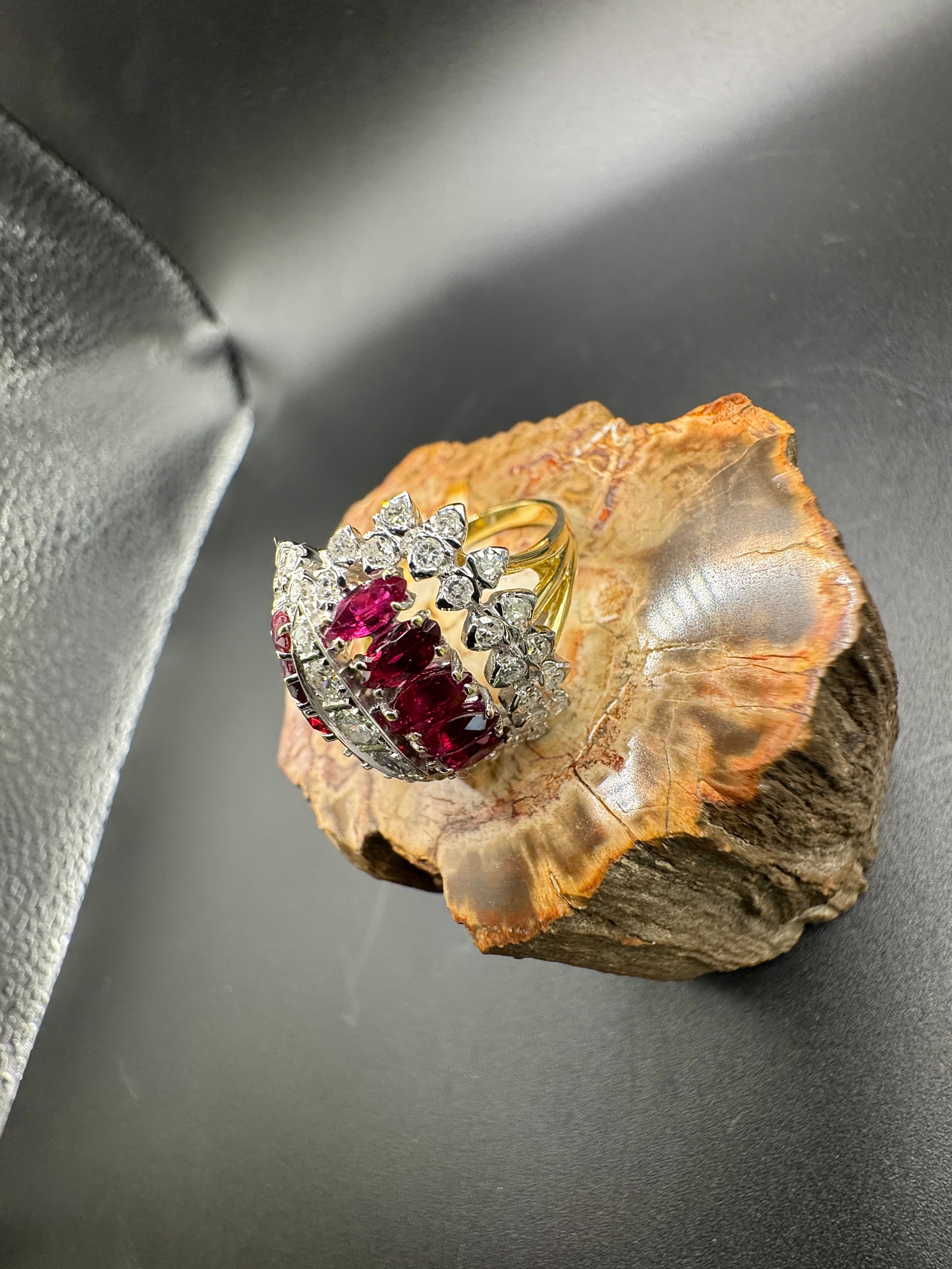 Extravagant cocktail ring in 18 karat gold with rubies and brilliant-cut diamonds