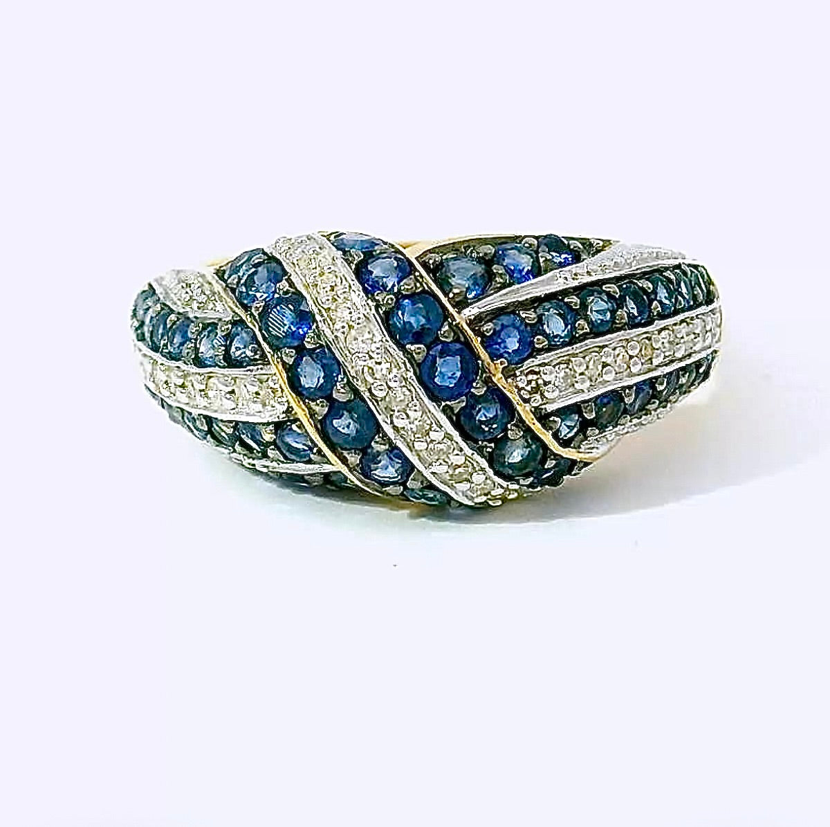 Wirkungsvoller Ring in 14 Karat Gelbgold mit Saphiren & Diamanten