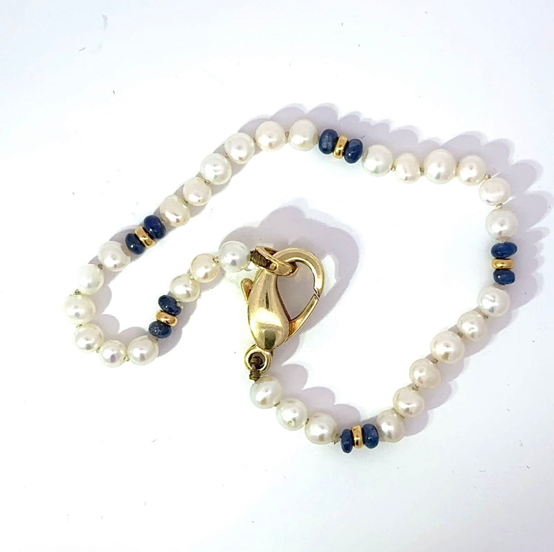 Verspieltes Perlenarmband mit 14 Karat Gelbgold und blauen Saphiren
