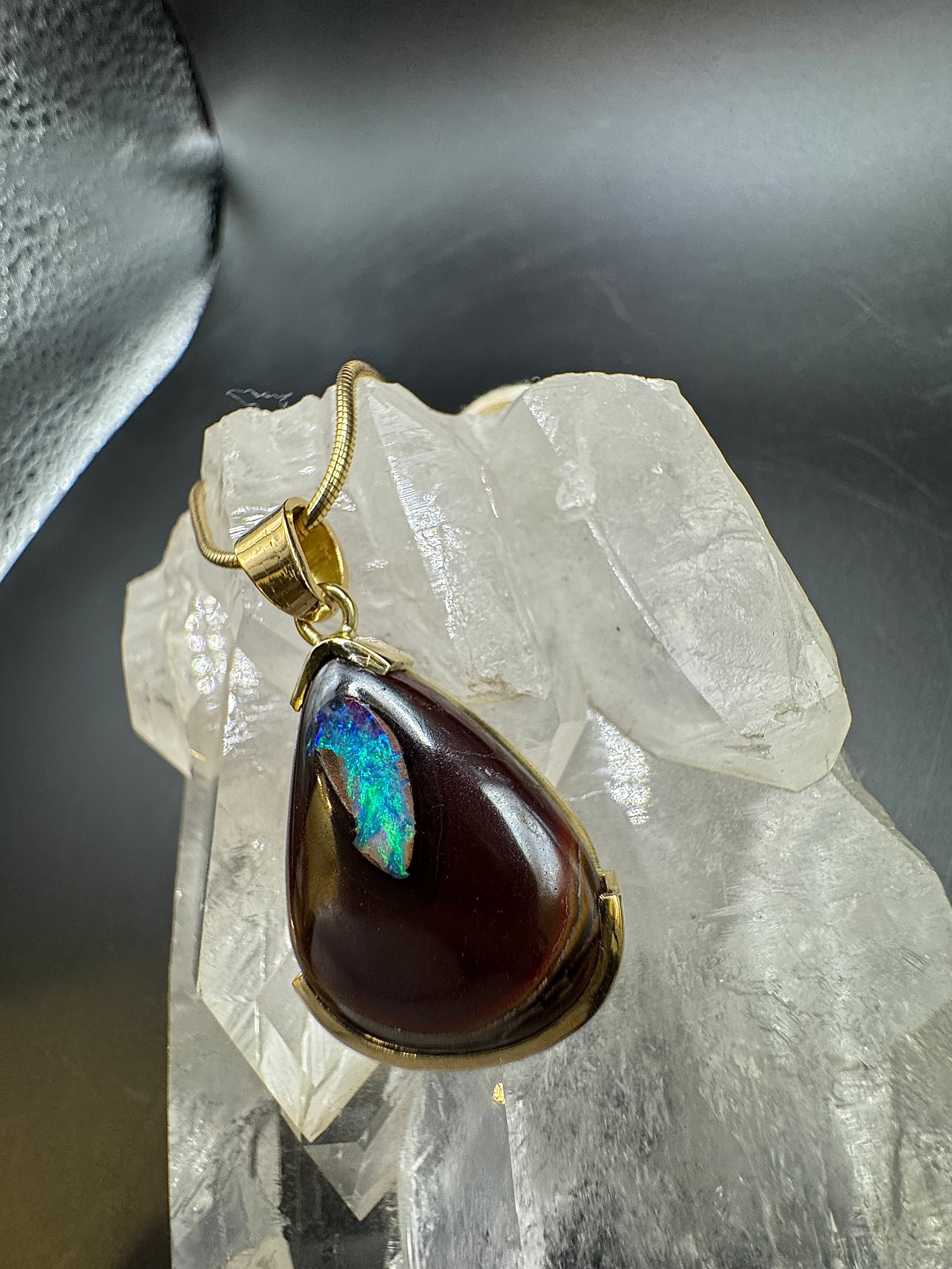 Eleganter Anhänger in 14 Karat Gelbgold mit australischem Boulderopal