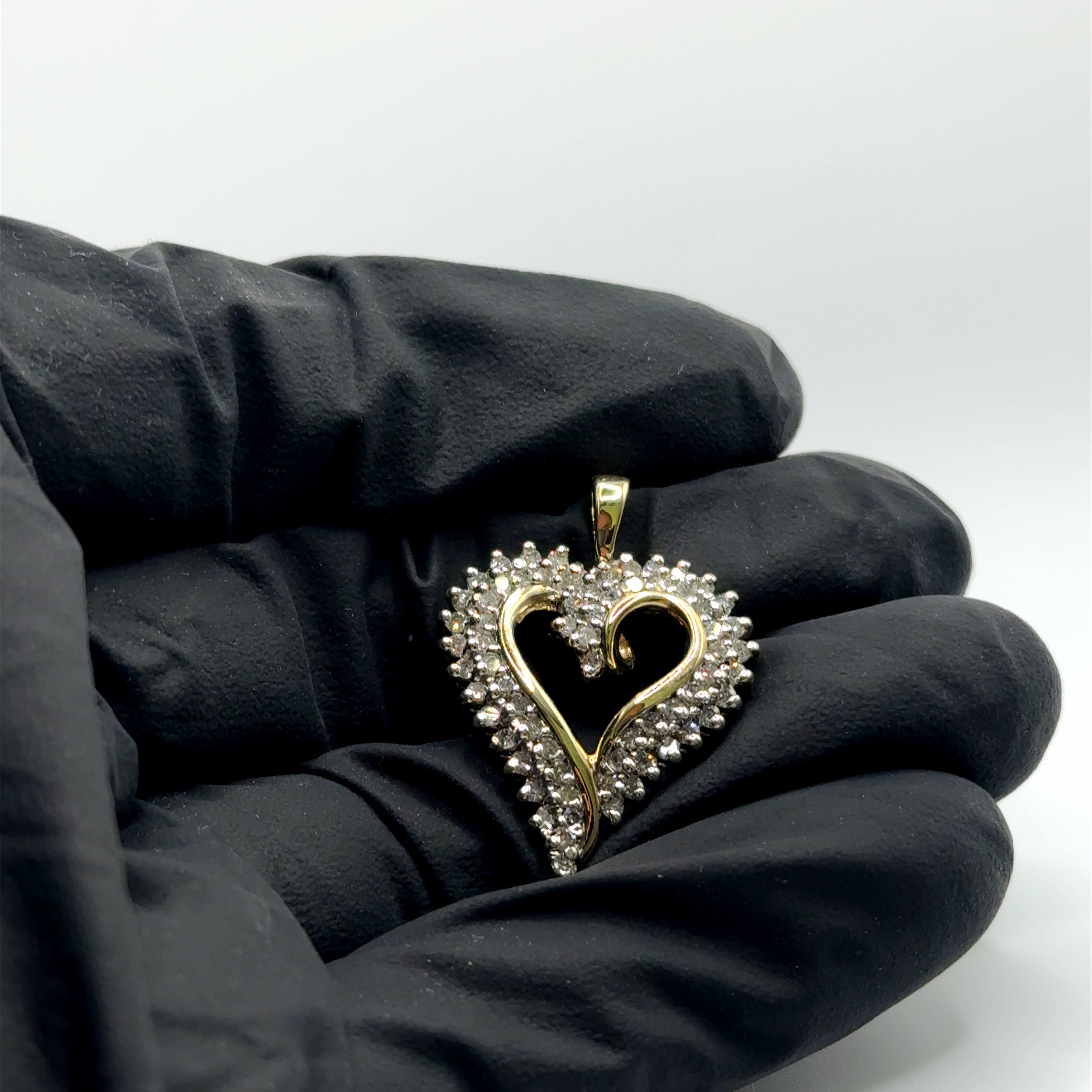 Elegant bicolor hart van 10 karaat goud met 67 diamanten