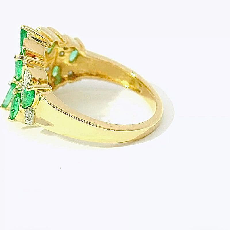 Lebhafter Ring in 14 Karat Gelbgold mit leuchtenden Smaragden und Diamanten