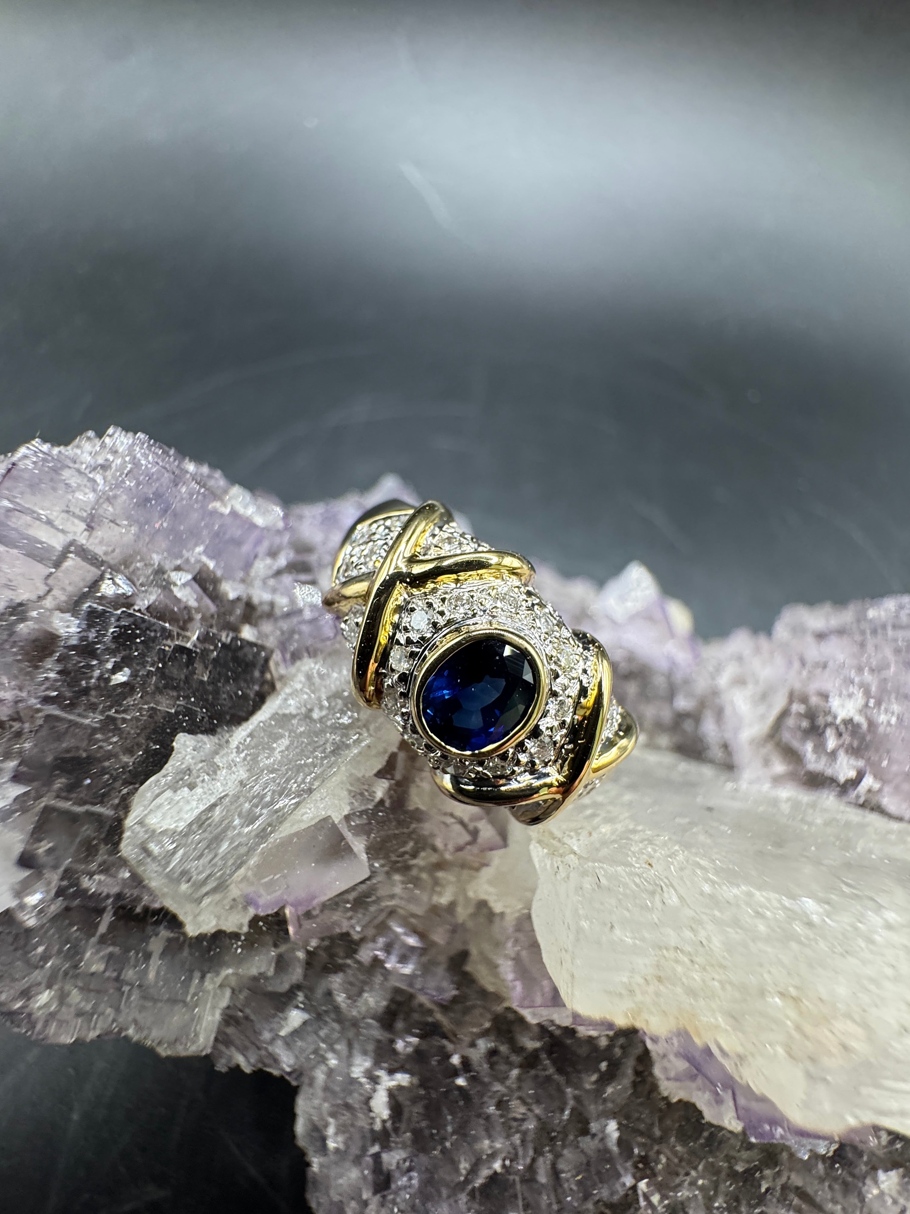 Ausgefallener Bicolor Ring in 18 Karat Gold mit Brillanten & Saphir