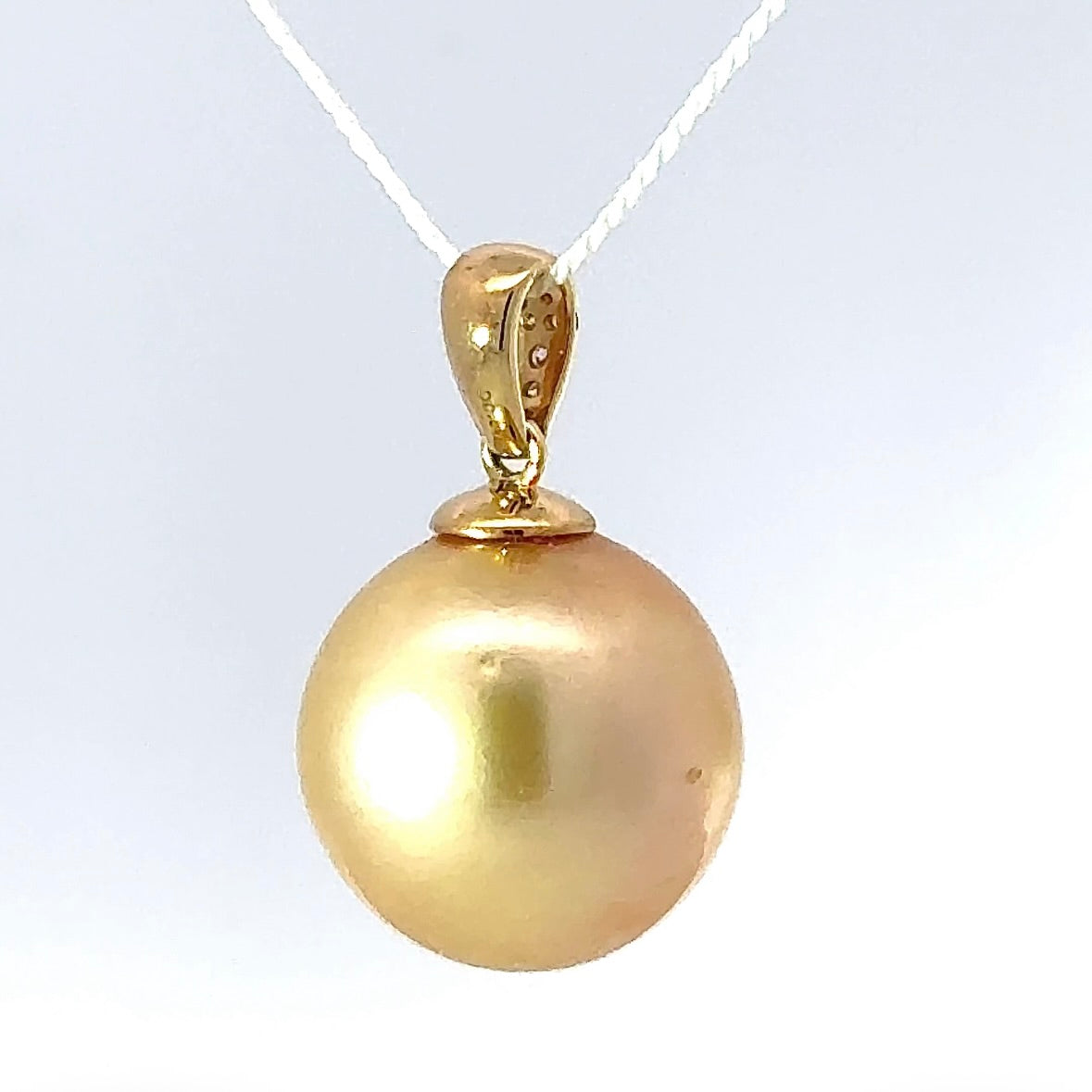 Moderner Südseeperlen-Anhänger in 18 Karat Gelbgold mit Brillanten