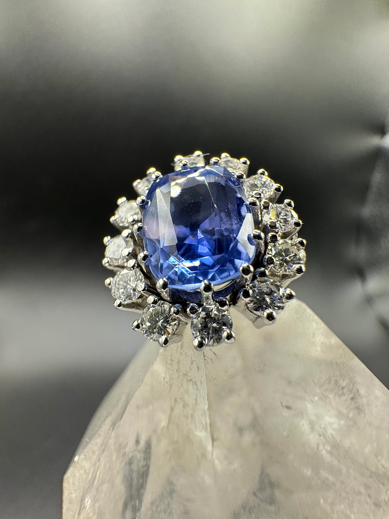 Prunkvoller Entourage Ring in 18 Karat Weißgold mit Saphir & Brillanten