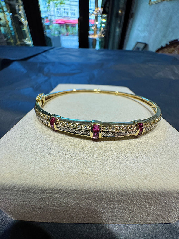 Aufregender Armreif in 14 Karat Gelbgold mit Rubinen und Diamanten