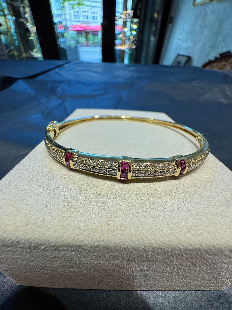 Aufregender Armreif in 14 Karat Gelbgold mit Rubinen und Diamanten | Armband - Schmuck Schroll