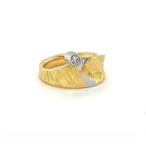 Solid ring in 18 carat yellow and white gold with very fine brilliant-cut diamonds 