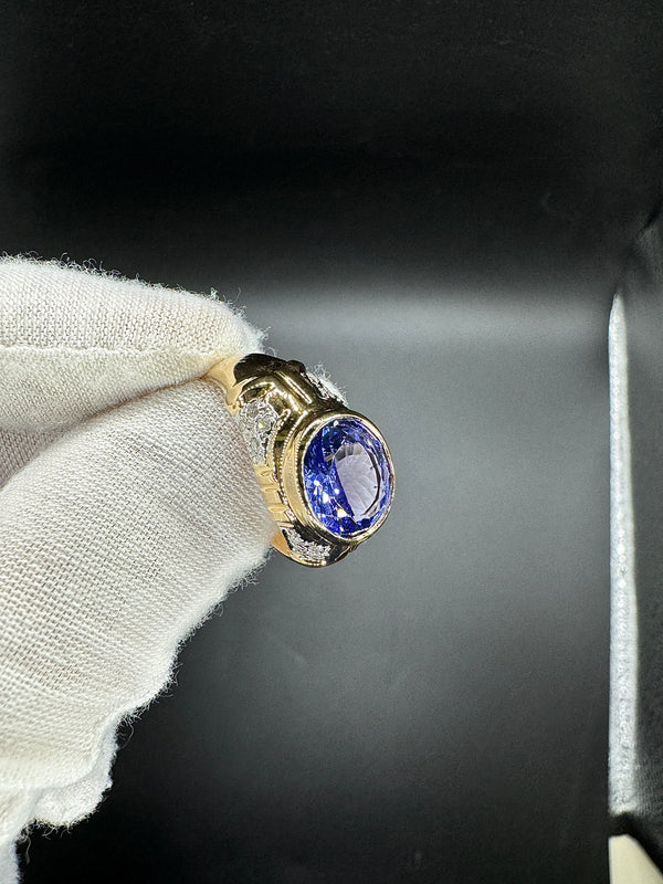 Stilvoller Ring in 14 Karat Gelbgold mit feinen Tansanit und Brillanten