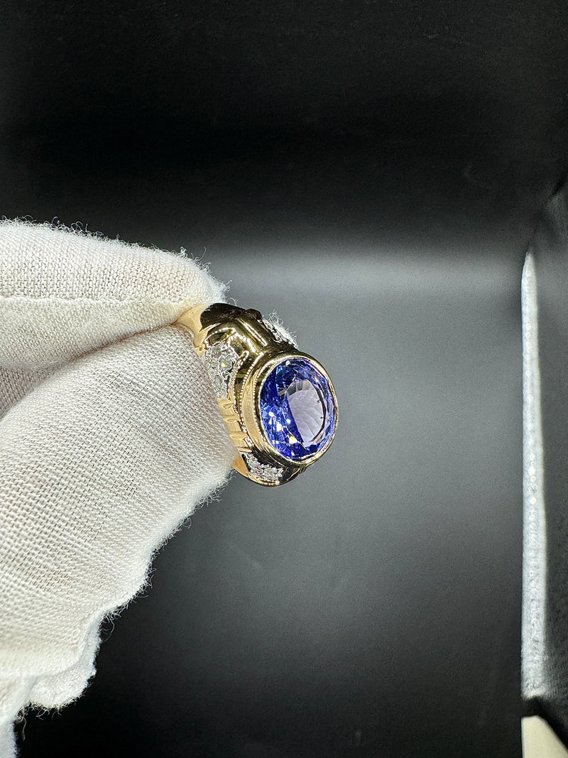 Stilvoller Ring in 14 Karat Gelbgold mit feinen Tansanit und Brillanten