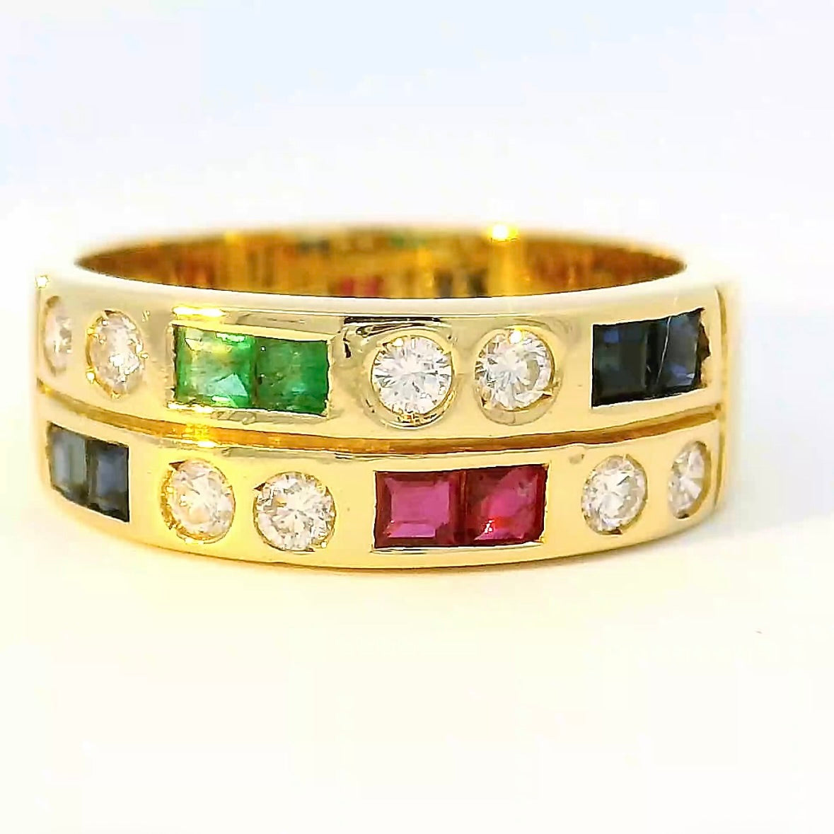 Eleganter Ring in 18 Karat Gelbgold mit Smaragd, Rubin, Saphir & Brillanten