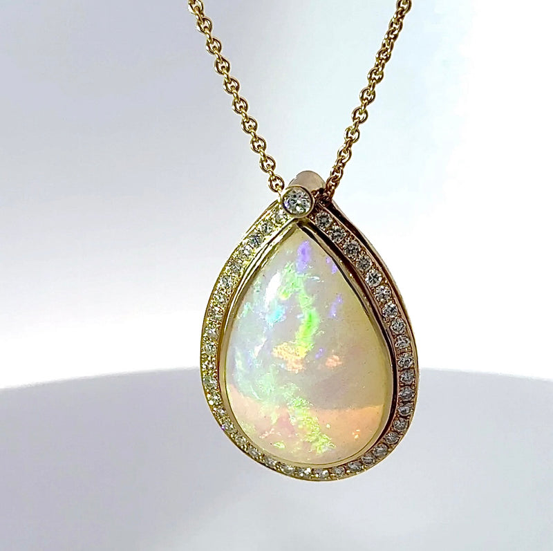 Handgefertigter Anhänger in 14 Karat Gelbgold mit äthiopischem Opal und Brillanten