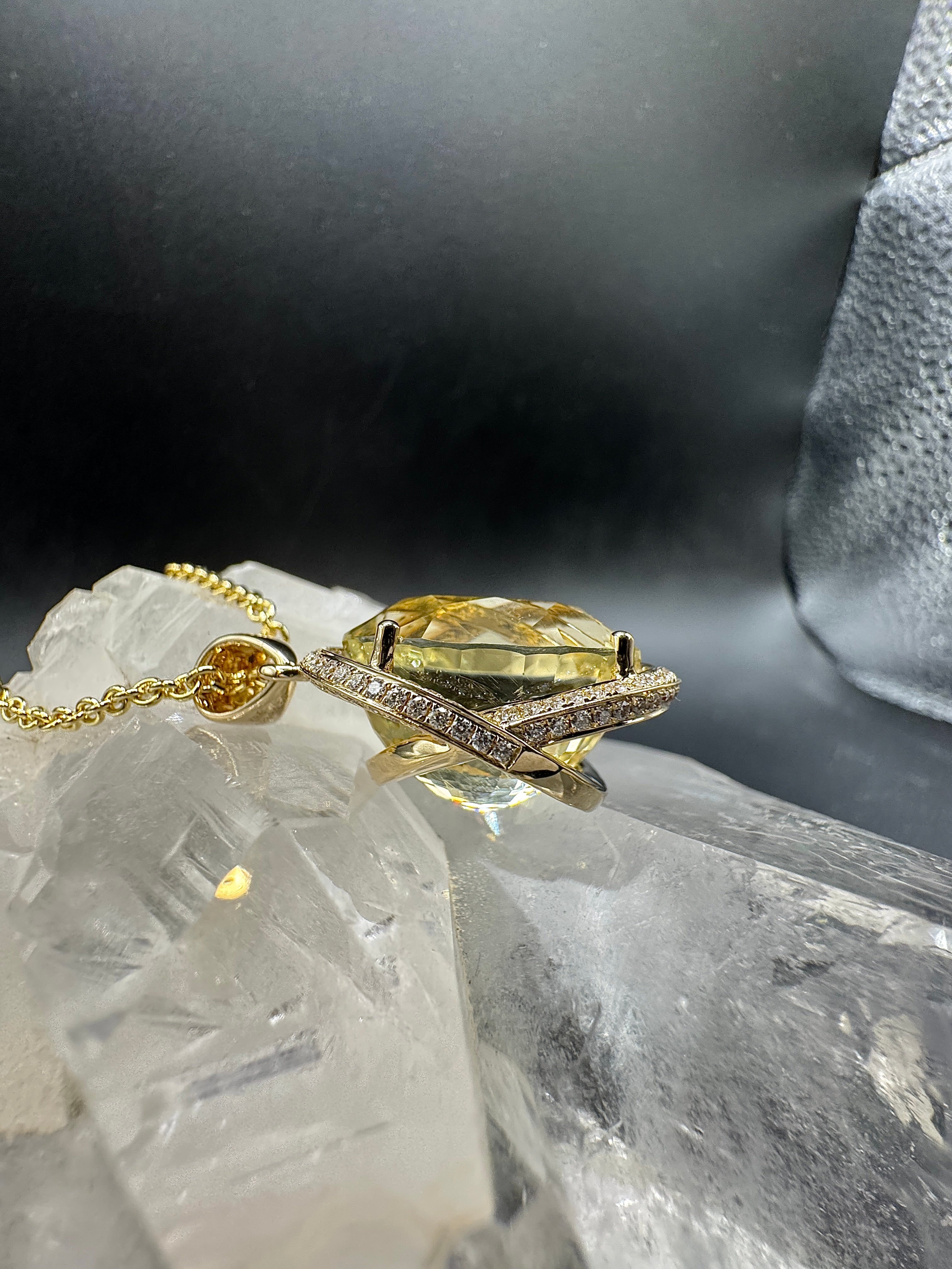 Beeindruckender Anhänger in 14 Karat Gelbgold mit riesigem Goldberyll & Brillanten