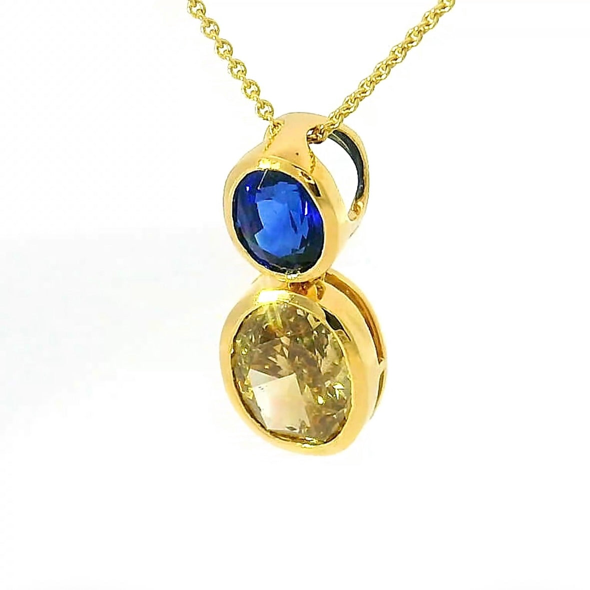 Edler Anhänger in 18 Karat Gelbgold mit hochfeinem Saphir & Fancy Brillant