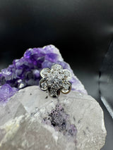 Dekorativer Blumen-Ring in 14 Karat Weißgold mit lebhaften Brillanten