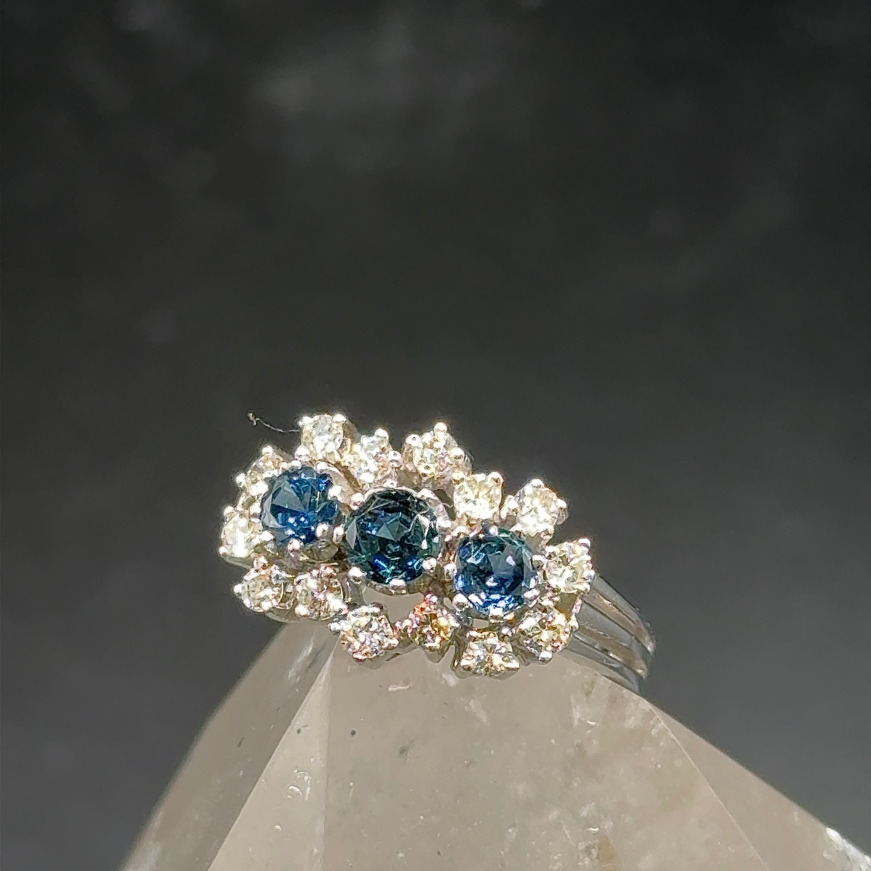 Dekorativer Ring in 14 Karat Weißgold mit feinen Saphiren & Brillanten