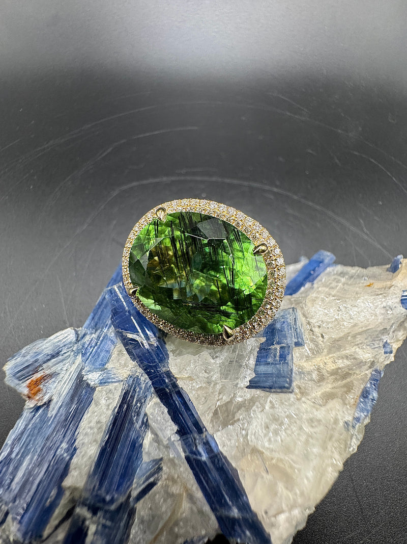 Einmaliger Ring in 14 Karat Gelbgold mit riesigem Peridot & Brillanten