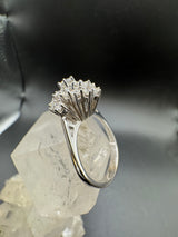 Steinbetonter Ring in 14 Karat Weißgold mit feinen Brillanten