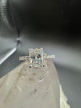 Edler Solitär-Ring in 18 Karat Weißgold mit Radiant-Brillant & Pavé-Besatz