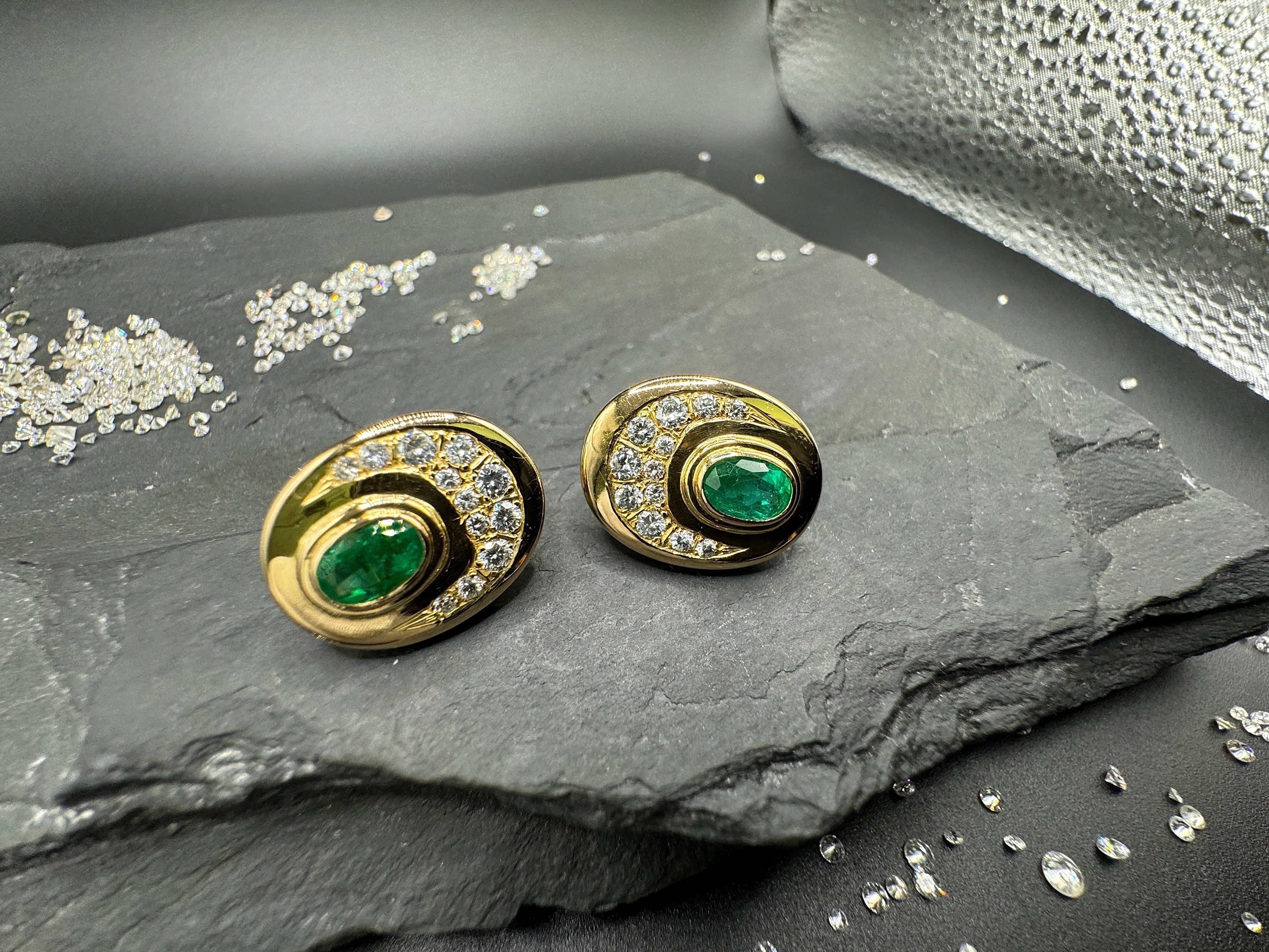 Handgefertigte Ohrstecker in 18 Karat Gelbgold mit feinen Smaragden & Brillanten