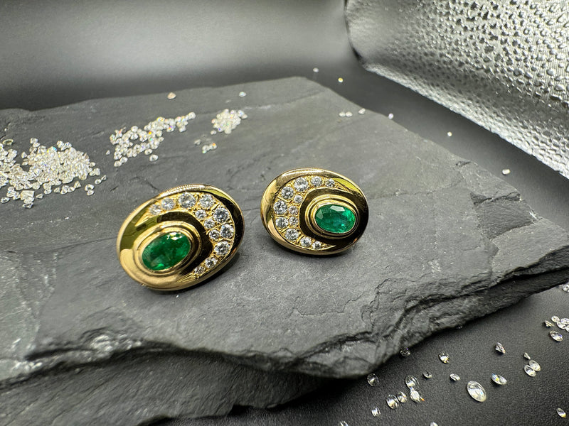 Handgefertigte Ohrstecker in 18 Karat Gelbgold mit feinen Smaragden & Brillanten