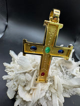 Beeindruckendes Kreuz in 18 Karat Gelbgold mit Brillanten, Smaragd, Rubin & Saphiren