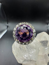 Prunkvoller Cocktailring in 18 Karat Gold mit großem Amethyst & Brillanten