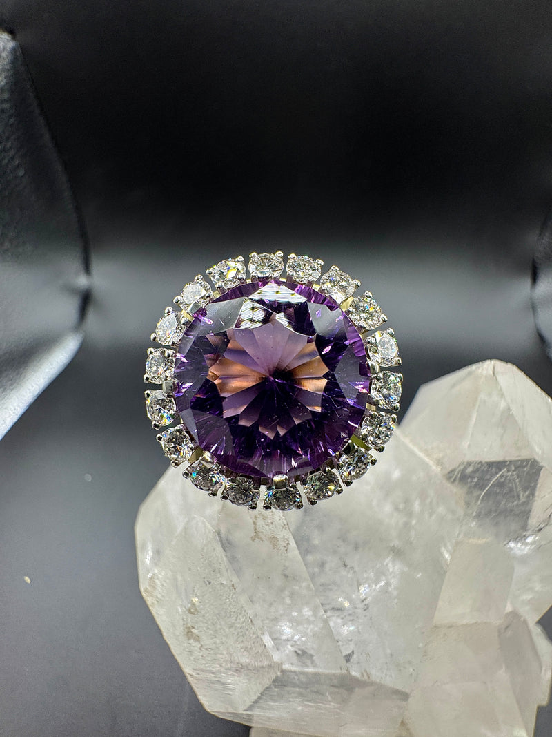 Prunkvoller Cocktailring in 18 Karat Gold mit großem Amethyst & Brillanten