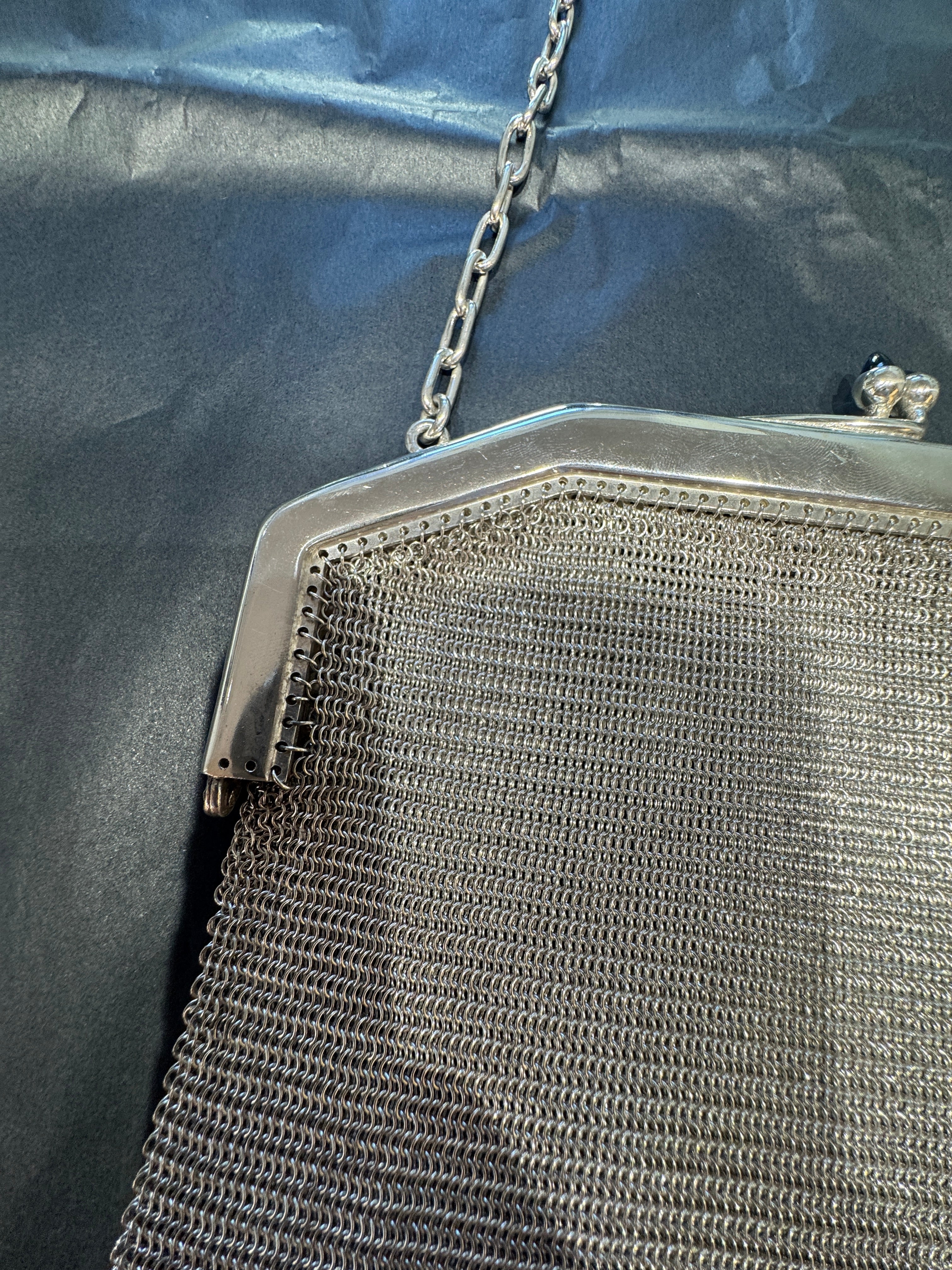 Einmalige Silbertasche aus 800er Silber mit blauen Schmucksteinen
