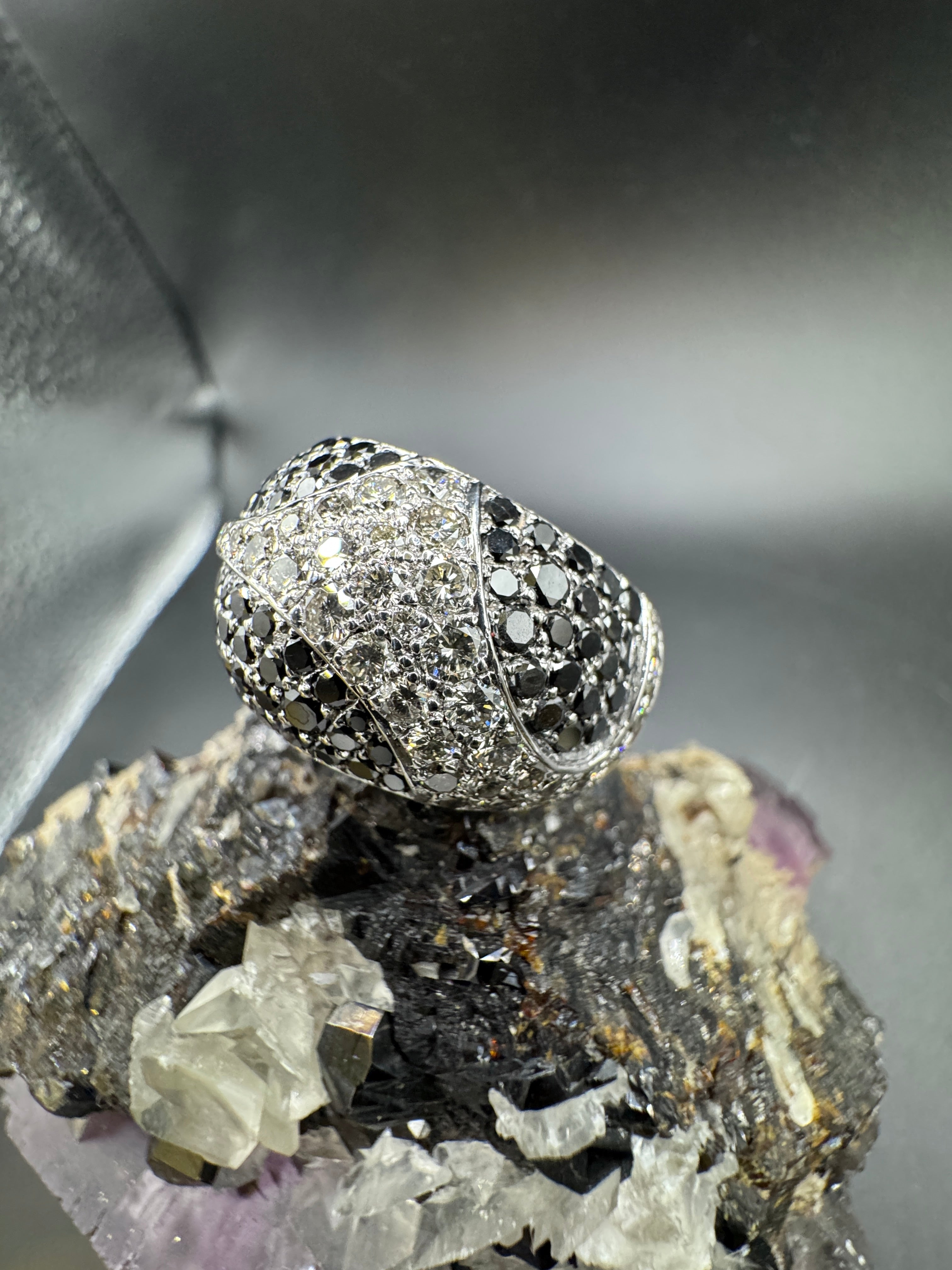 Substantial 18k white gold cocktail ring with black & white brilliant-cut diamonds