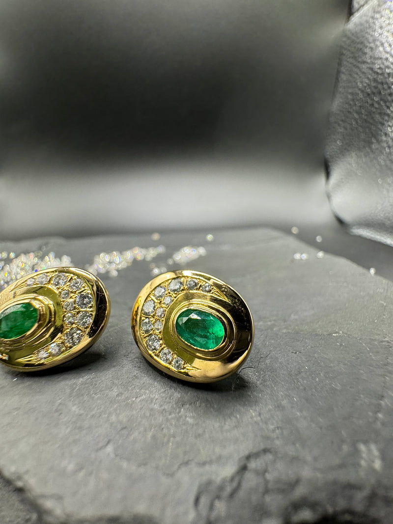 Handgefertigte Ohrstecker in 18 Karat Gelbgold mit feinen Smaragden & Brillanten