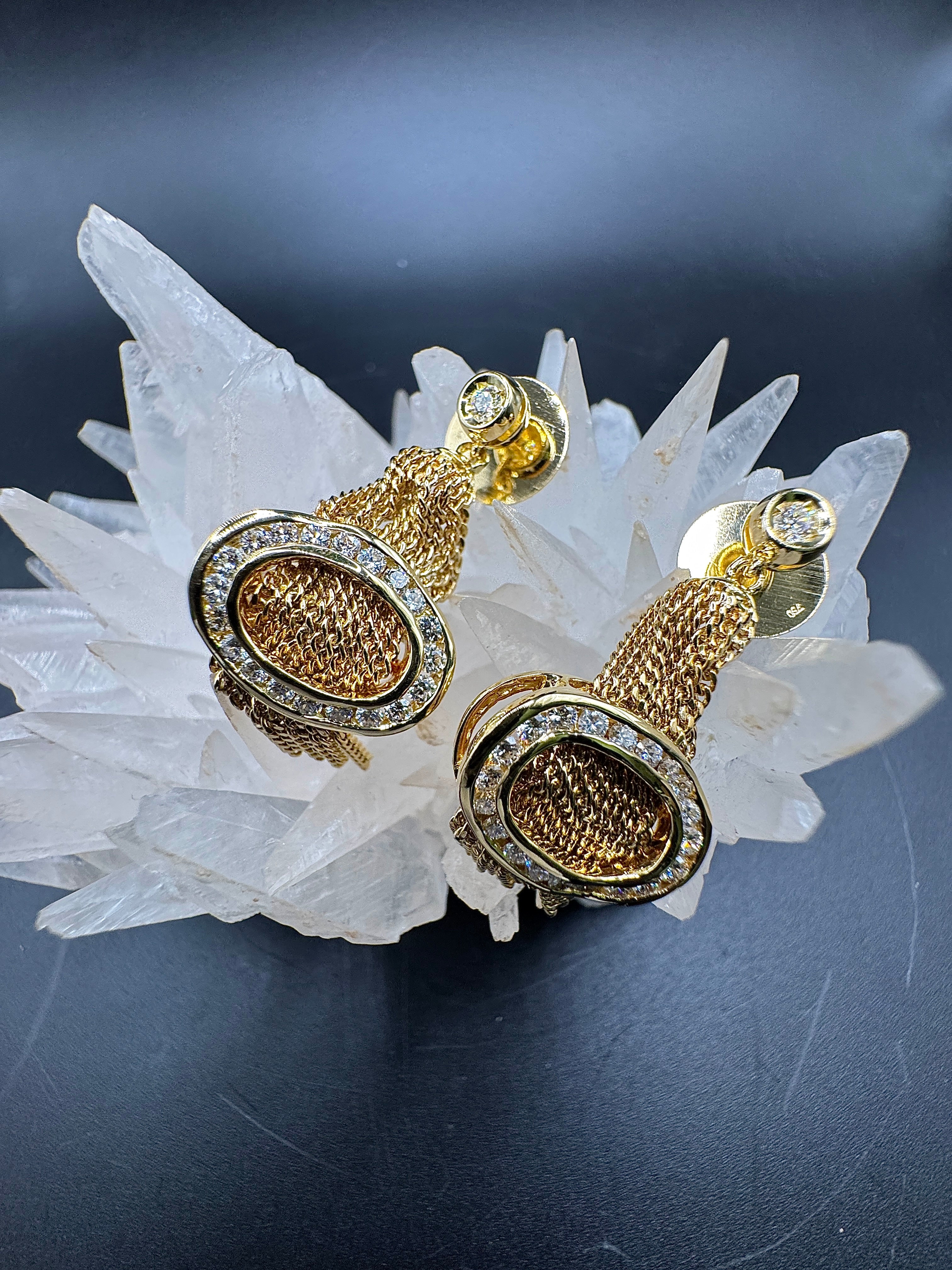 Exceptional earrings in 18 carat yellow gold with the finest brilliant-cut diamonds