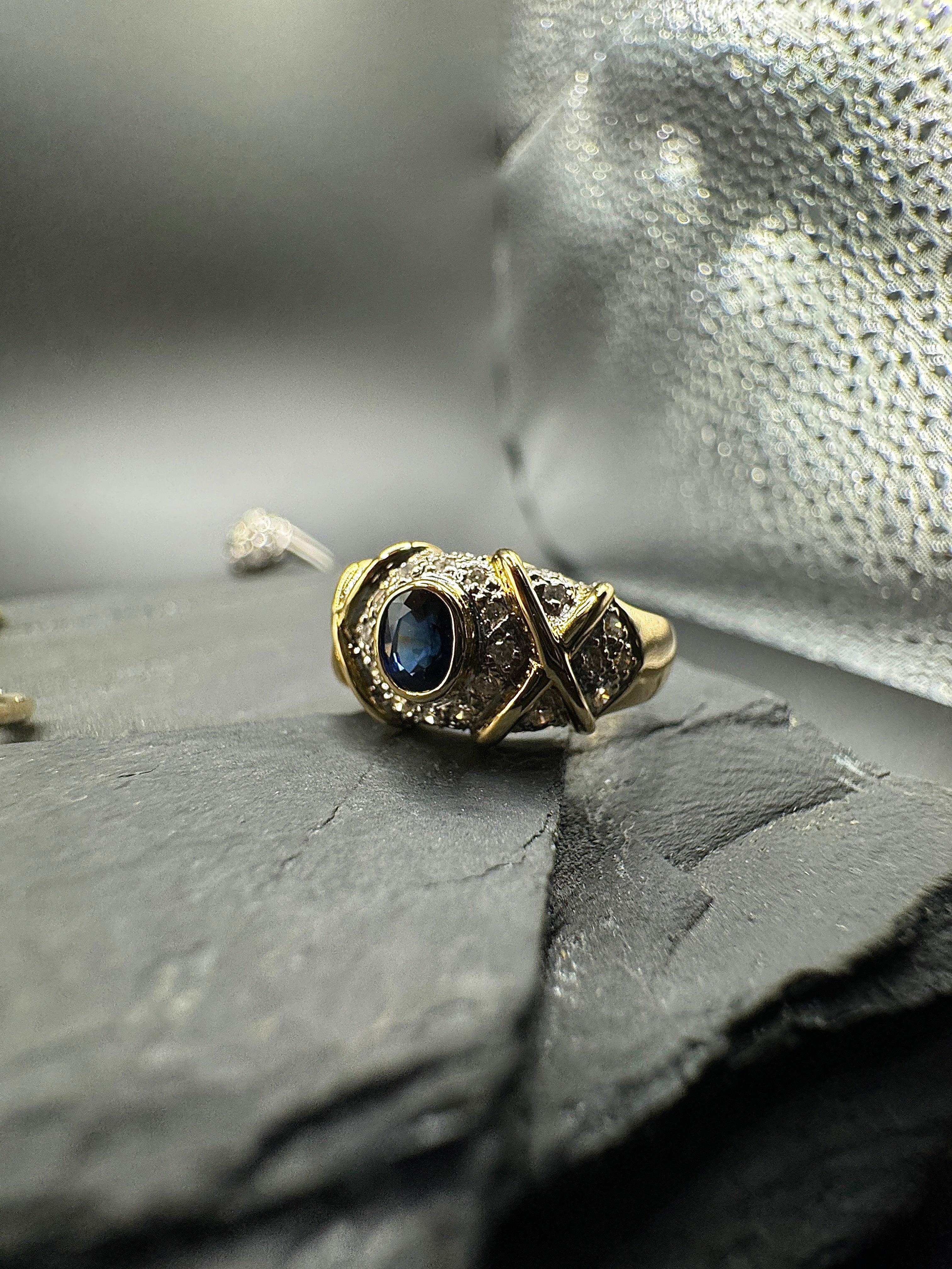 Fancy Bicolor Ring in 18 Carat Gold with Brilliant Cut Diamonds & Sapphire