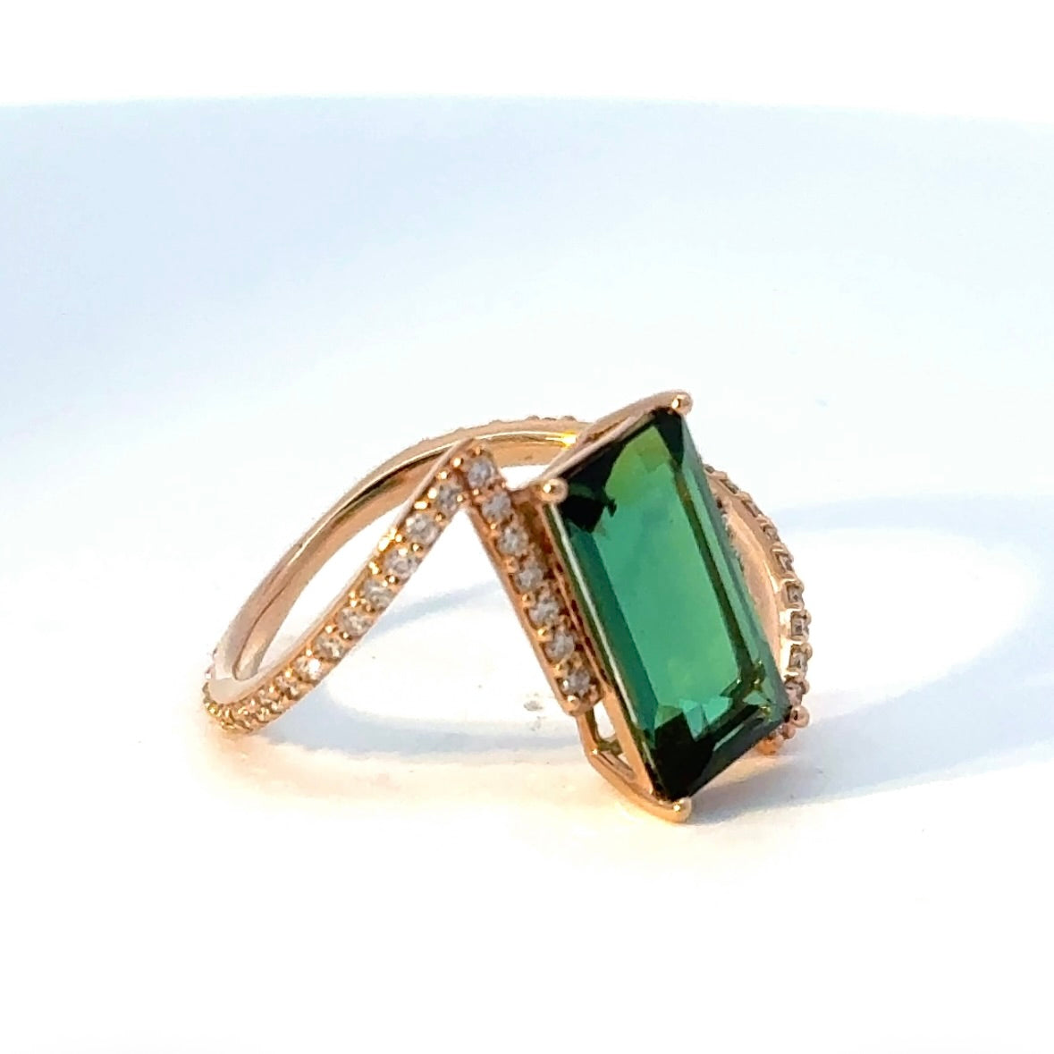 Eleganter Ring in 14 Karat Rosegold mit Lagoon-Turmalin & Brillanten