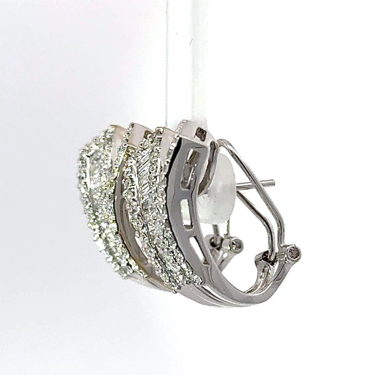 Exciting earrings in 18 carat white gold with brilliant-cut diamonds & baguette diamonds