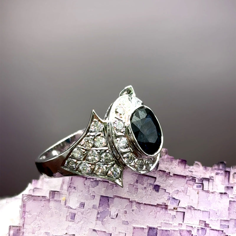 Unusual vintage ring in 14 carat white gold with fine sapphire and lively diamonds 