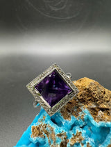Massiver Ring in 18 Karat Weißgold mit Amethyst und Brillanten