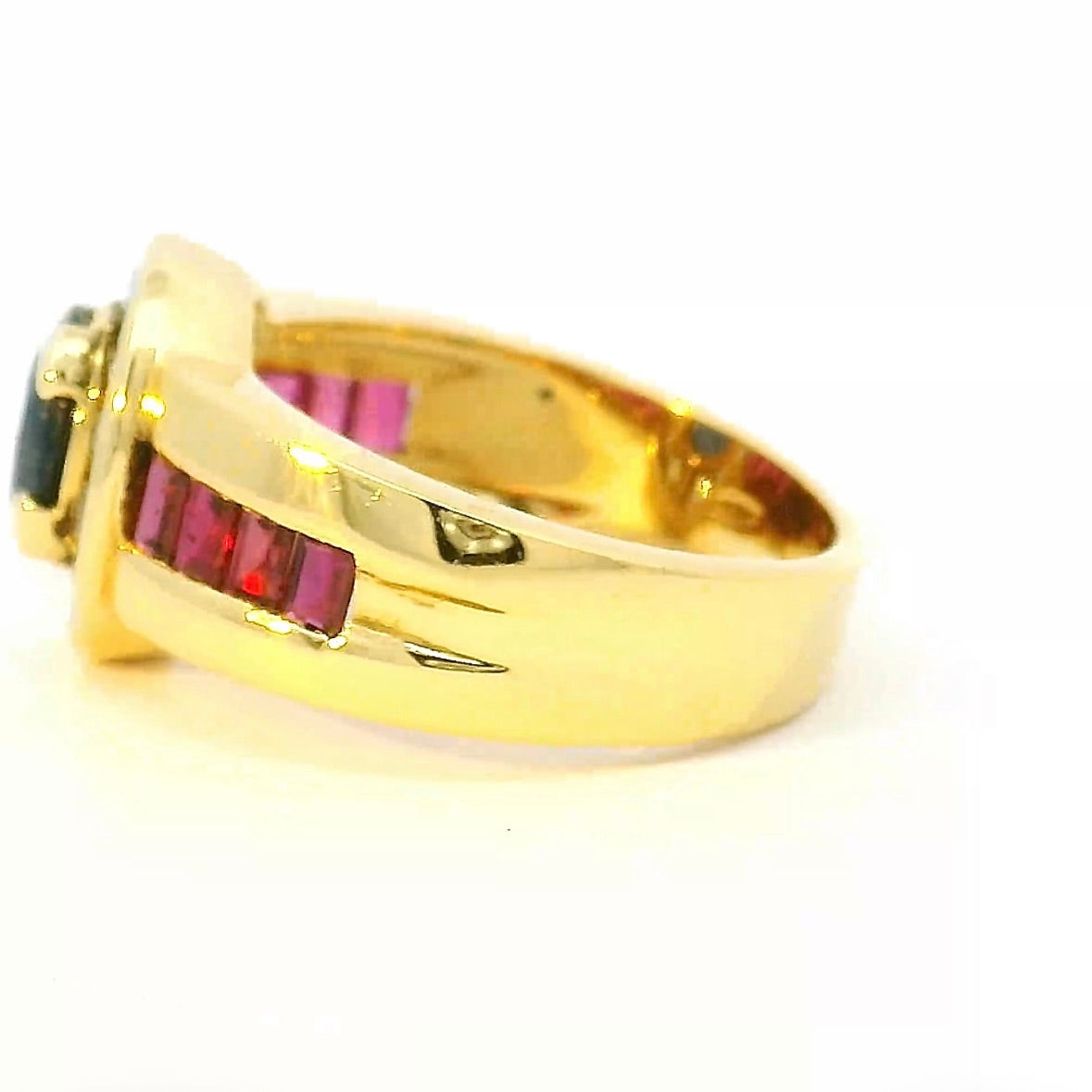 Edler Ring in 18 Karat Gelbgold mit Saphir, Brillanten & Rubinen