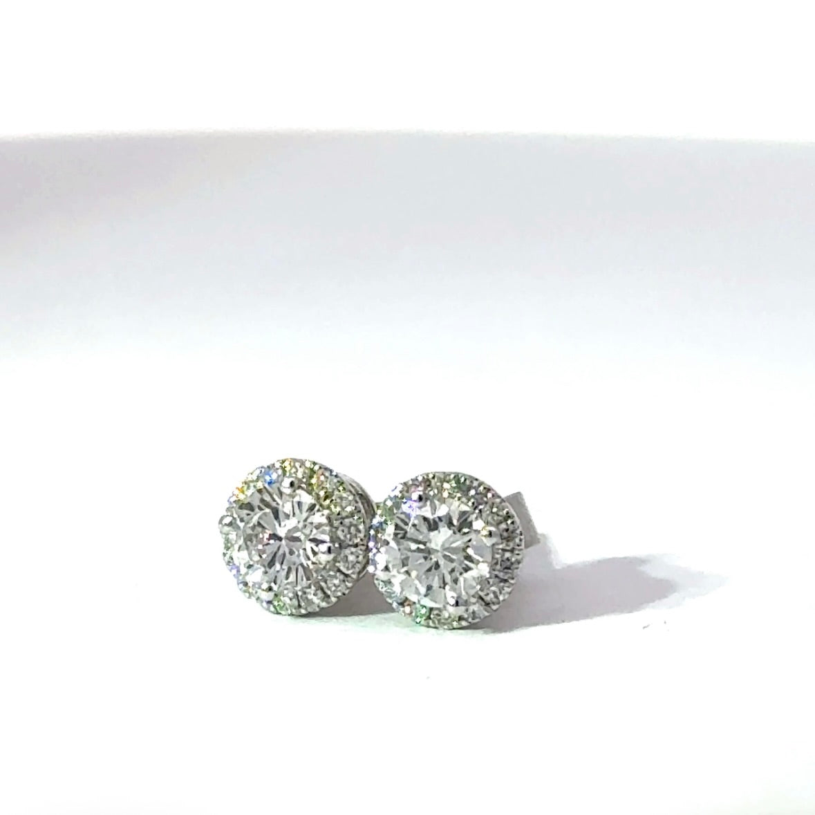 Moderne Brillantstecker in 18 Karat Weißgold mit hochfeinen Brillanten