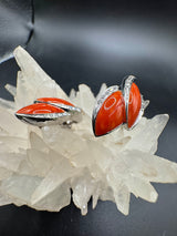 Hochwertige Ohrringe in 18 Karat Weißgold mit handgeschnitzter Koralle