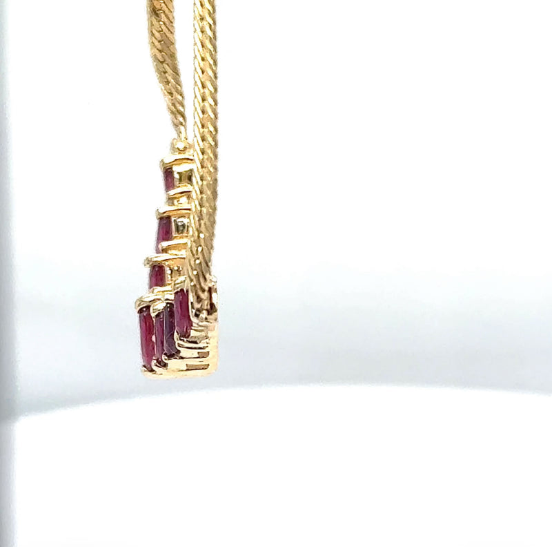 Stilvolles Rubin-Collier in 14 Karat Gelbgold mit Brillanten