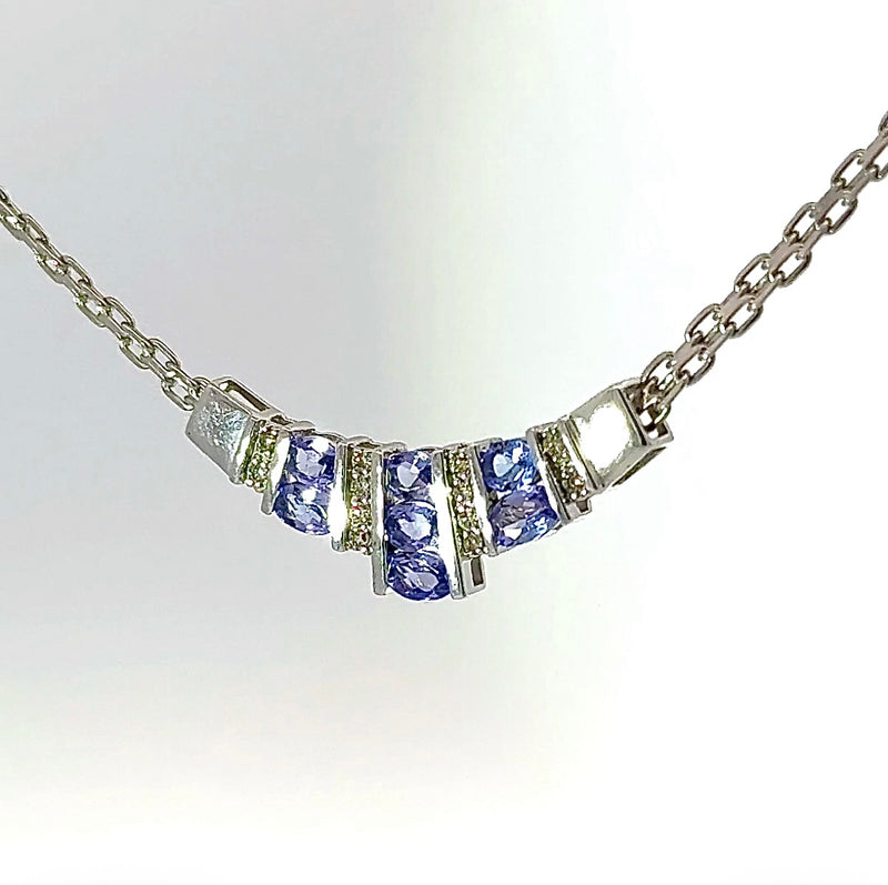 Elegantes Collier in 14 Karat Weißgold mit feinen Tansaniten & Brillanten