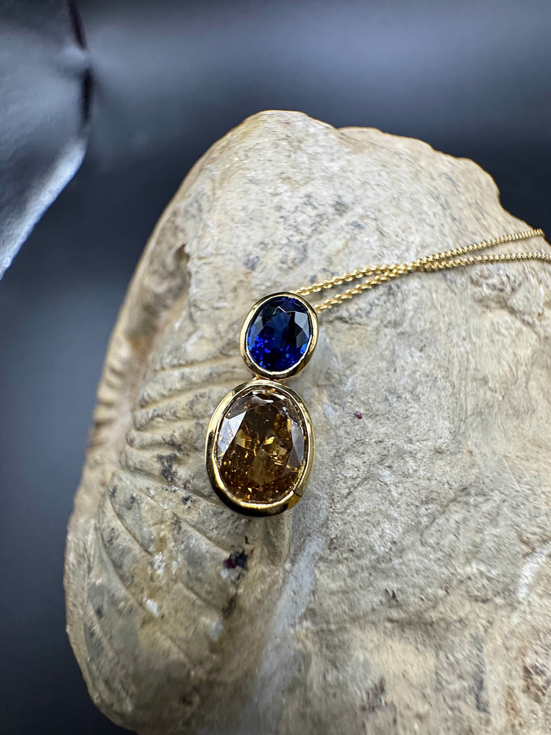 Edler Anhänger in 18 Karat Gelbgold mit hochfeinem Saphir & Fancy Brillant