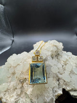 Handgefertigter Anhänger in 14 Karat Gelbgold mit Aquamarin & Brillanten