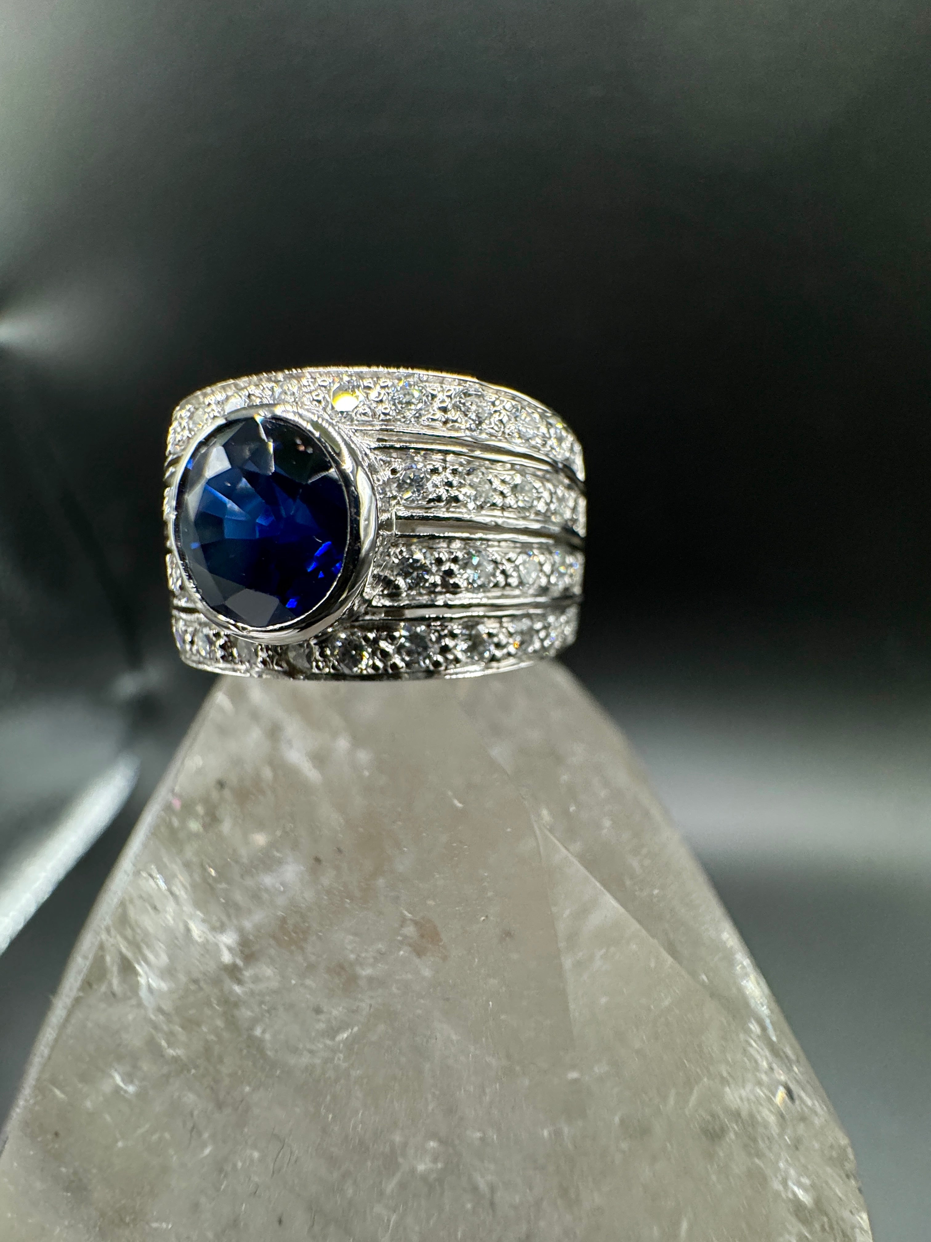 Eindrucksvoller Ring in 18 Karat Weißgold mit augenreinem Saphir und Brillanten