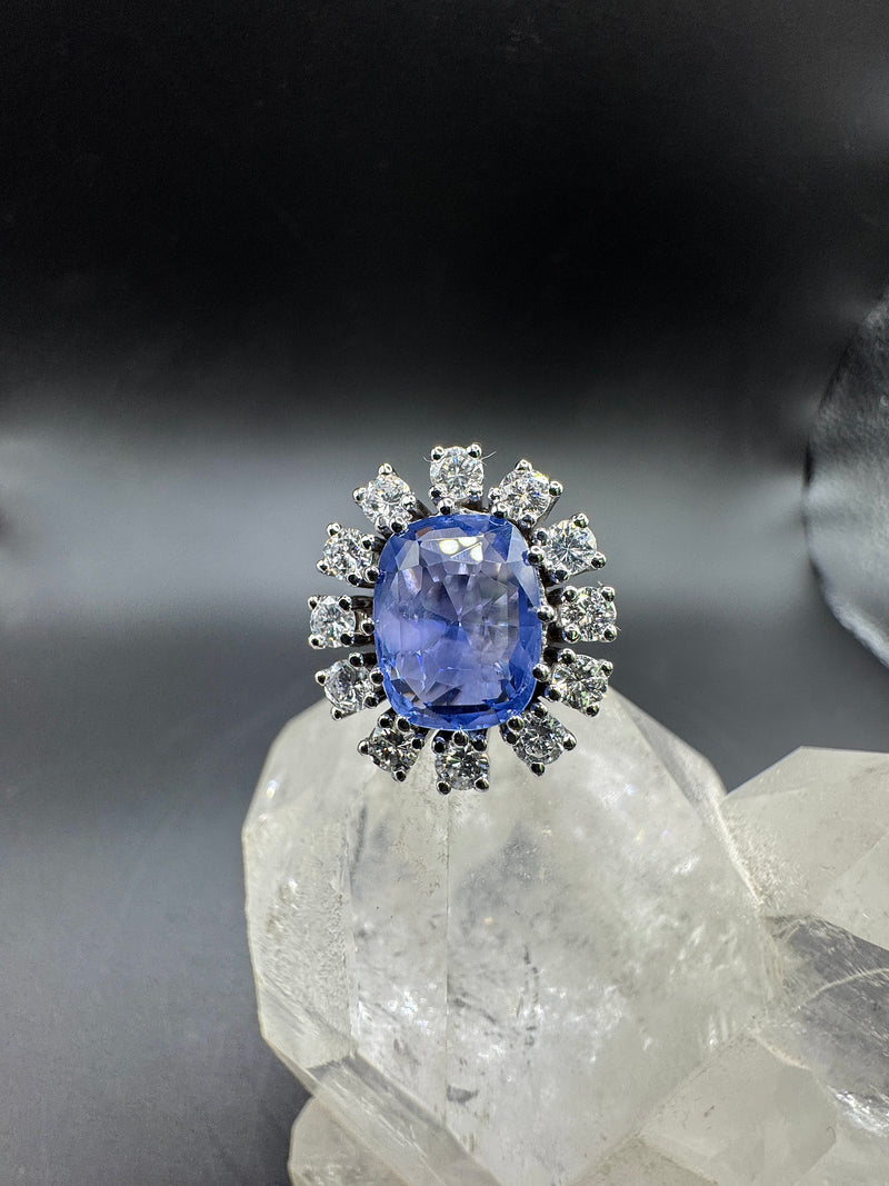 Prunkvoller Entourage Ring in 18 Karat Weißgold mit Saphir & Brillanten