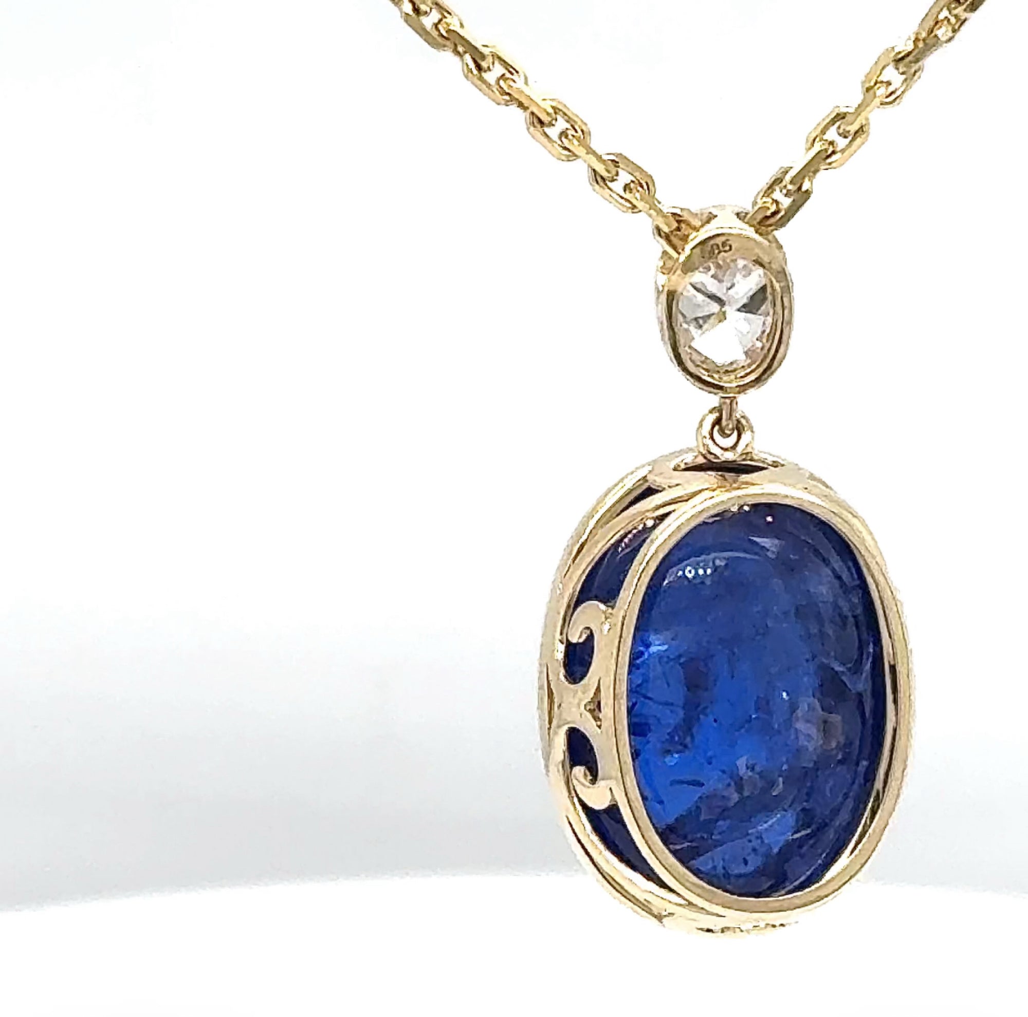 Beeindruckender Tansanit Anhänger in 14 Karat Gelbgold mit ovalen Brillant & Kette