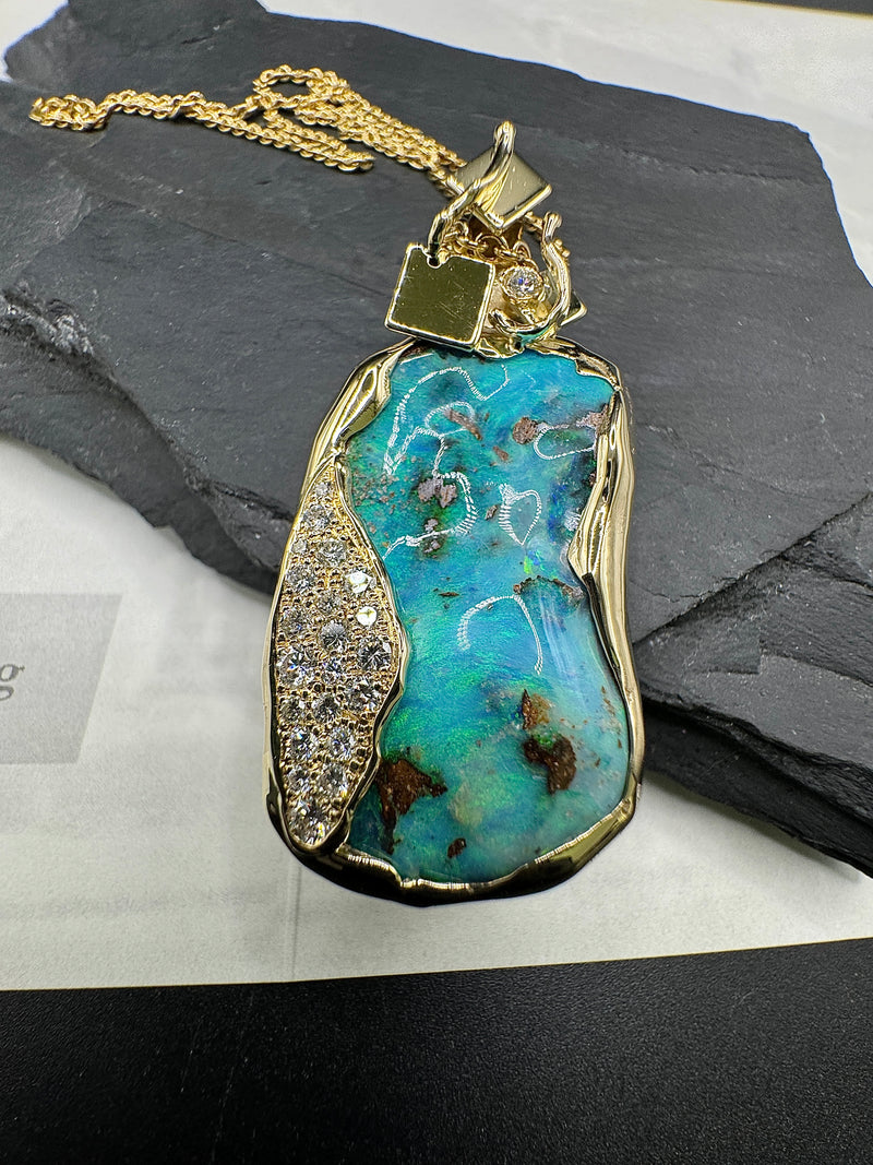 Handgefertigter Anhänger in 14 Karat Gelbgold mit australischem Opal & Brillanten