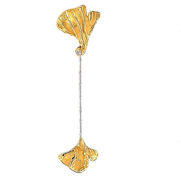 Besondere Anstecknadel handgefertigt von Niessing in 18 Karat Gold mit feinen Brillant